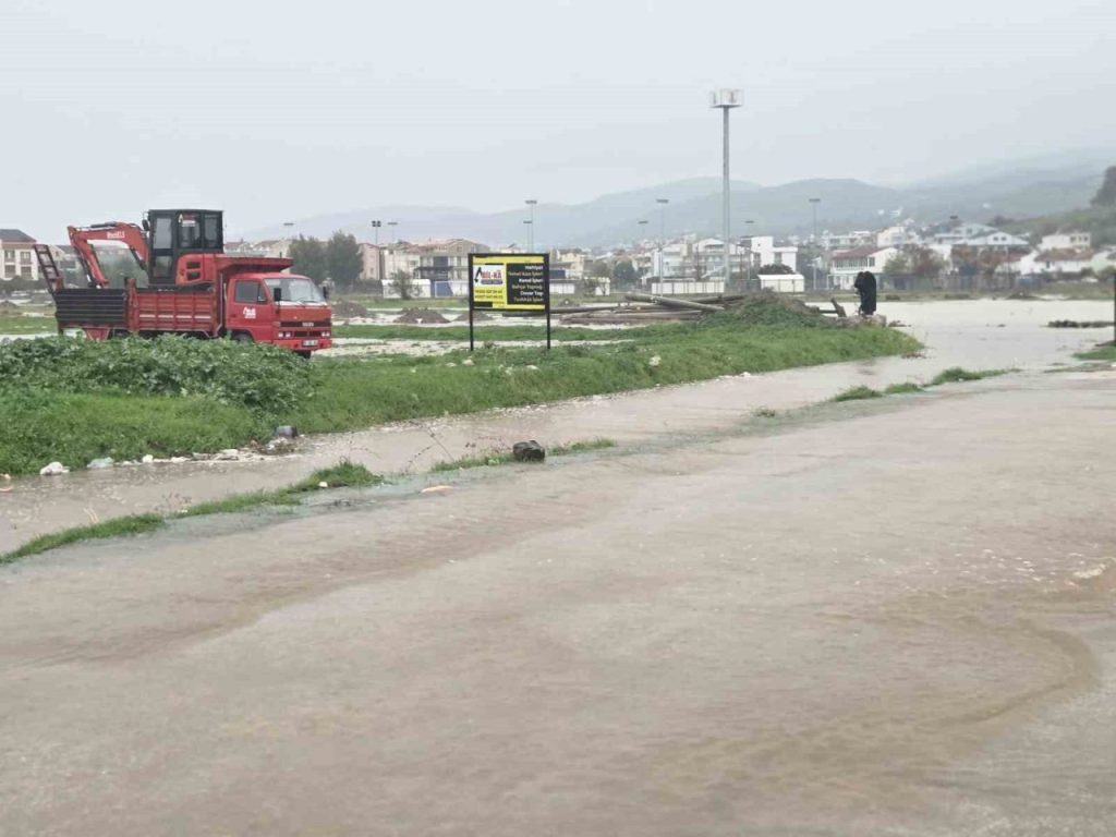 selden etkilenen dikili ve focada su tahliye calismalari suruyor acff58f0efe2 |