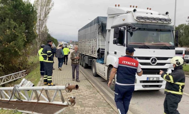 seyir halindeki tirin acilan dorsesi ptsye carpti 91d81fb84601 |