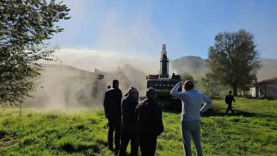 sindirgida 52 yillik evli cift depremde agir hasar goren evlerinin yikilisini gozyaslariyla izledi 4cefa96f3029 |