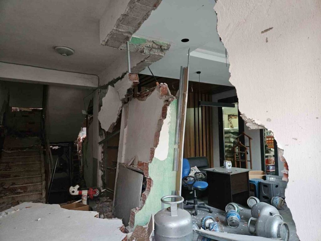 sindirgida deprem esnafi olumsuz etkiledi a8eaa4cf09ee |