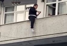 sultangazide balkondan atlamak isteyen genc yurekleri agza getirdi 57b8e09569f7 |