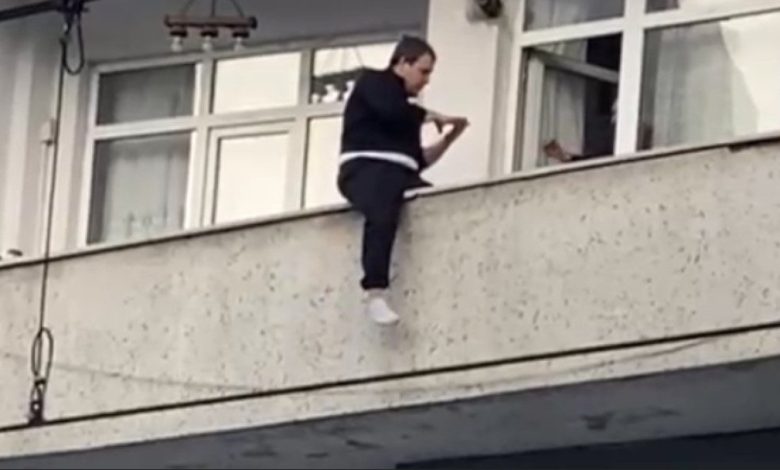 sultangazide balkondan atlamak isteyen genc yurekleri agza getirdi 57b8e09569f7 |