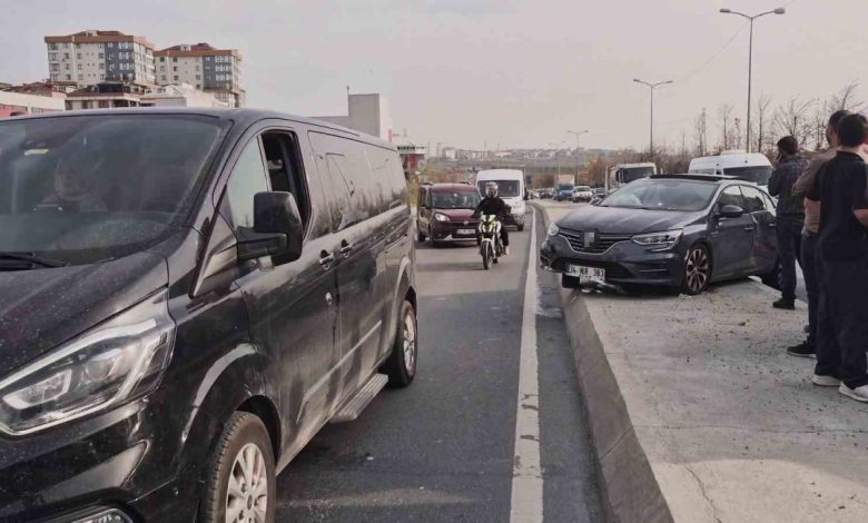 sultangazide kamyonun sikistirdigi otomobil refuje cikti 1 yarali 5c19a9ca2549 |