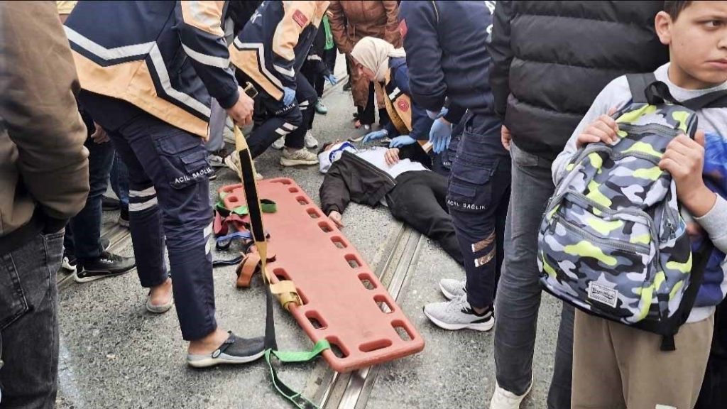 sultangazide otomobil ile motosiklet tramvay yolunda carpisti 1 yarali c3d12ee880e5 |