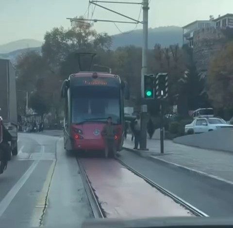 tramvayin arkasina tutunarak yolculuk eden cocuk yurekleri agiza getirdi 73e08f2f10e8 |