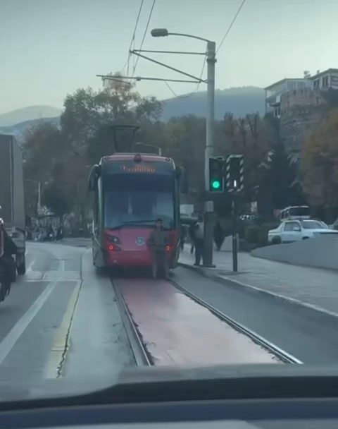 tramvayin arkasina tutunarak yolculuk eden cocuk yurekleri agiza getirdi 73e08f2f10e8 |