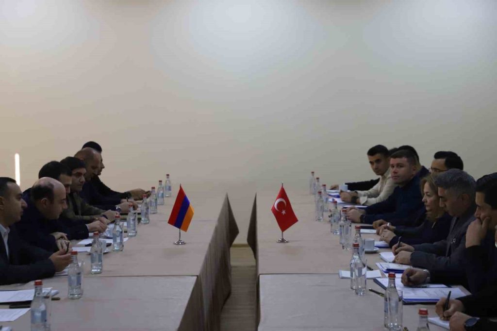 turkiye ile ermenistan kars gumru demiryolunun rehabilitasyonu calismalarinin ikinci tur gorusmelerini yapti e43f93cd1955 |