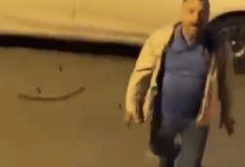 umraniyede esinin ve komsusunun otomobiline sopayla zarar veren kisi kamerada d29346eb8af9 |