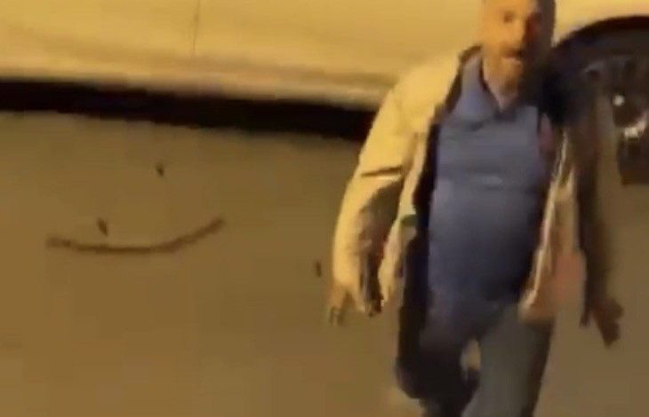 umraniyede esinin ve komsusunun otomobiline sopayla zarar veren kisi kamerada d29346eb8af9 |