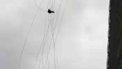 umraniyede korku dolu anlar gokdelenin camlarini temizlerken kuvvetli ruzgara yakalandilar 64541469319a |