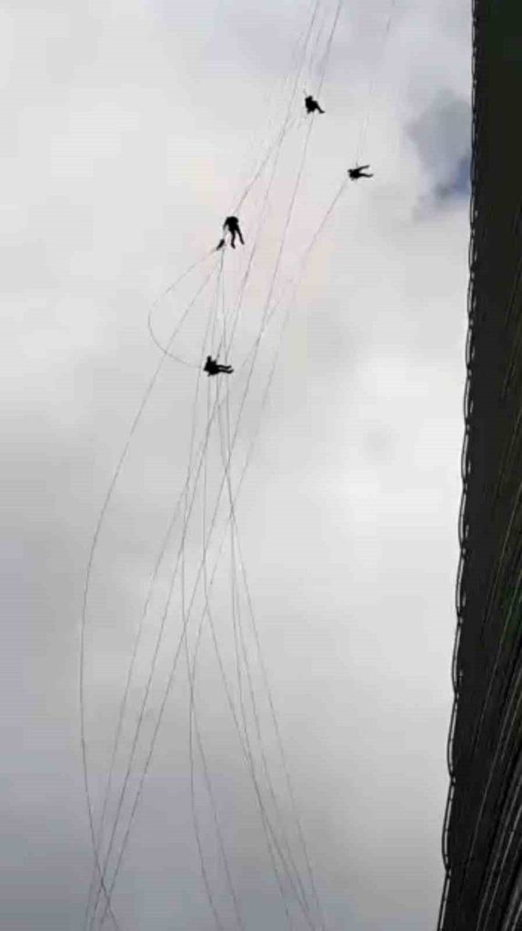 umraniyede korku dolu anlar gokdelenin camlarini temizlerken kuvvetli ruzgara yakalandilar 64541469319a |