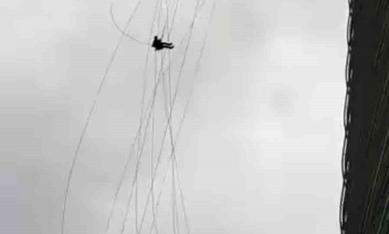 Ümraniye’de korku dolu anlar: Gökdelenin camlarını temizlerken kuvvetli rüzgara yakalandılar 1 umraniyede korku dolu anlar gokdelenin camlarini temizlerken kuvvetli ruzgara yakalandilar 64541469319a |