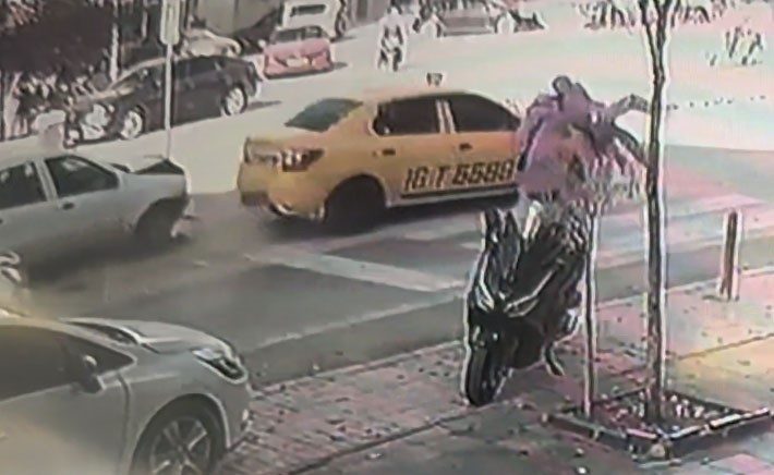 Yaya geçidinde anne ve bebeğe otomobil böyle çarptı 1 yaya gecidinde anne ve bebege otomobil boyle carpti b4ee20013d46 |