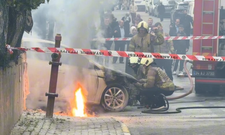 yer alti elektrik kablolari patladi bir otomobil alev alev yandi d1c66d745230 |