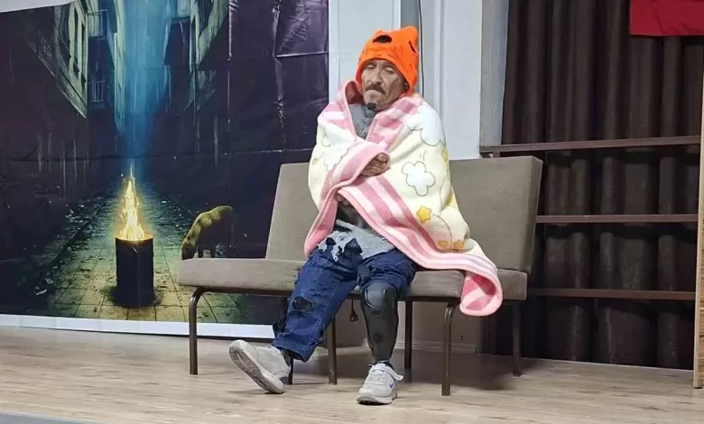 Ayvalıklı engelli oyuncudan "Yalnız Bir Adamın Hikayesi" 1 ayvalikli engelli oyuncudan yalniz bir adamin hikayesi 6dfad7cdc534 e1765526379914 |