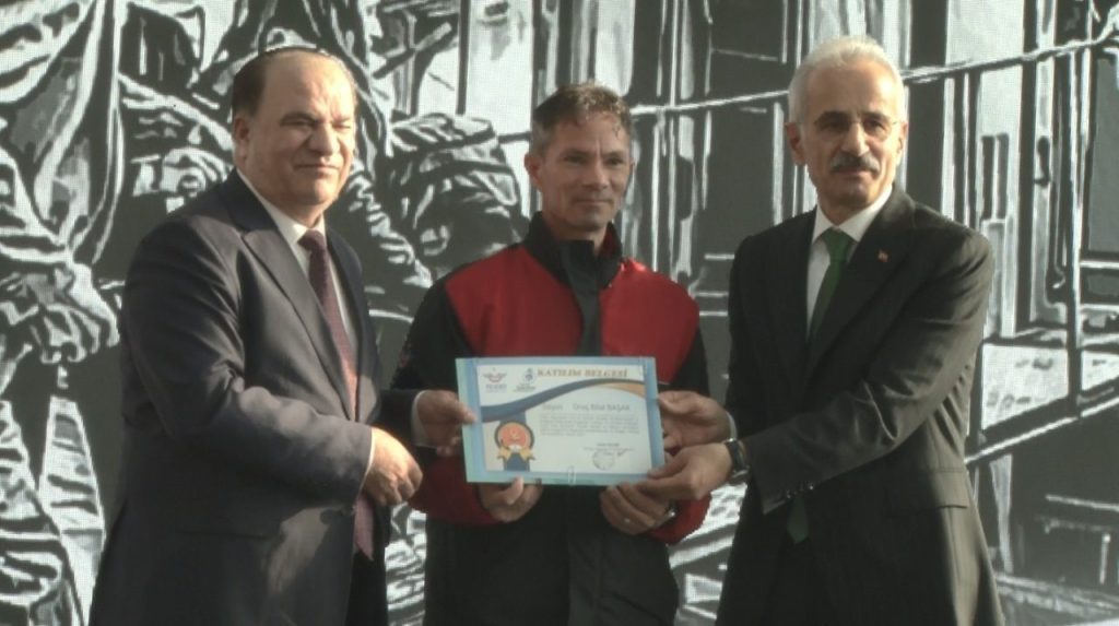 bakan uraloglu 10 milyondan fazla engelli yolcumuz ucretsiz seyahat hakkindan yararlandi 9eafd33ba100 |