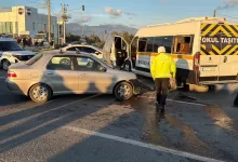 Balıkesir’de öğrenci servisi ile otomobil çarpıştı 32 balikesirde ogrenci servisi ile otomobil carpisti 7 yarali 7fe6d25ac0ea |