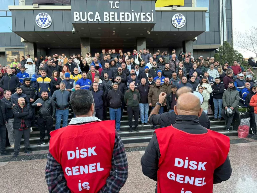 buca belediyesinde isciler yeniden is birakti copler birikmeye basladi 58957a35e4e9 |