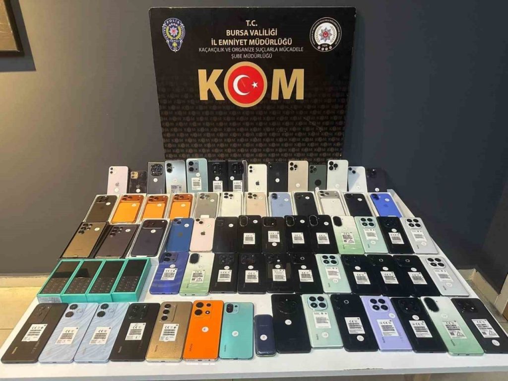 bursada piyasa degeri 3 milyon lira olan kacak cep telefonlari ve usb kablolar ele gecirildi 2055445424cd |