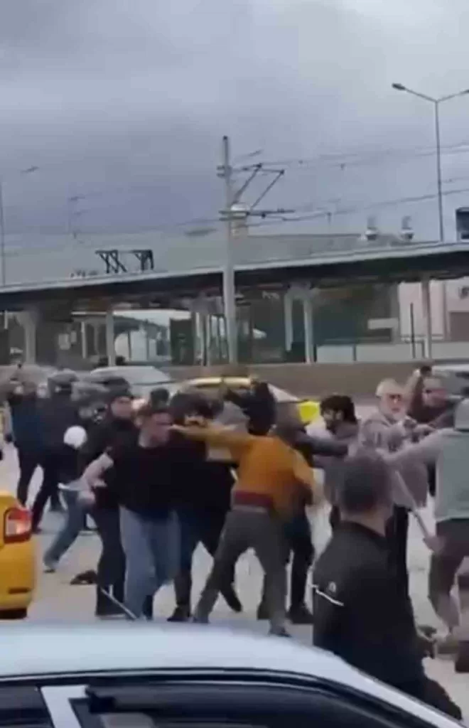 bursada savasi andiran kavga kamerada kimi kaskini migfer yapti kimi sopayi kilic gibi kullandi bb2c05c41b89 |