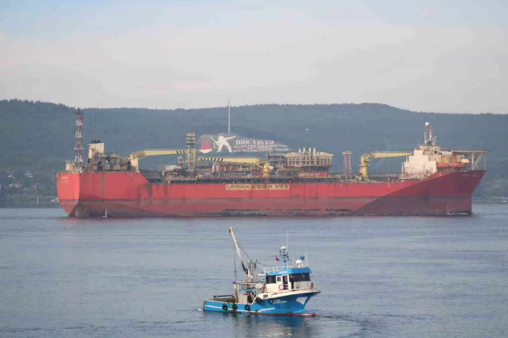 canakkale bogazindan yuzer uretim depolama ve bosaltma gemisi gecti f3622a2b9915 |