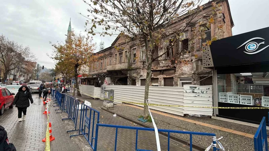 edremitteki tarihi bina yagislara dayanamadi 672b37739570 |