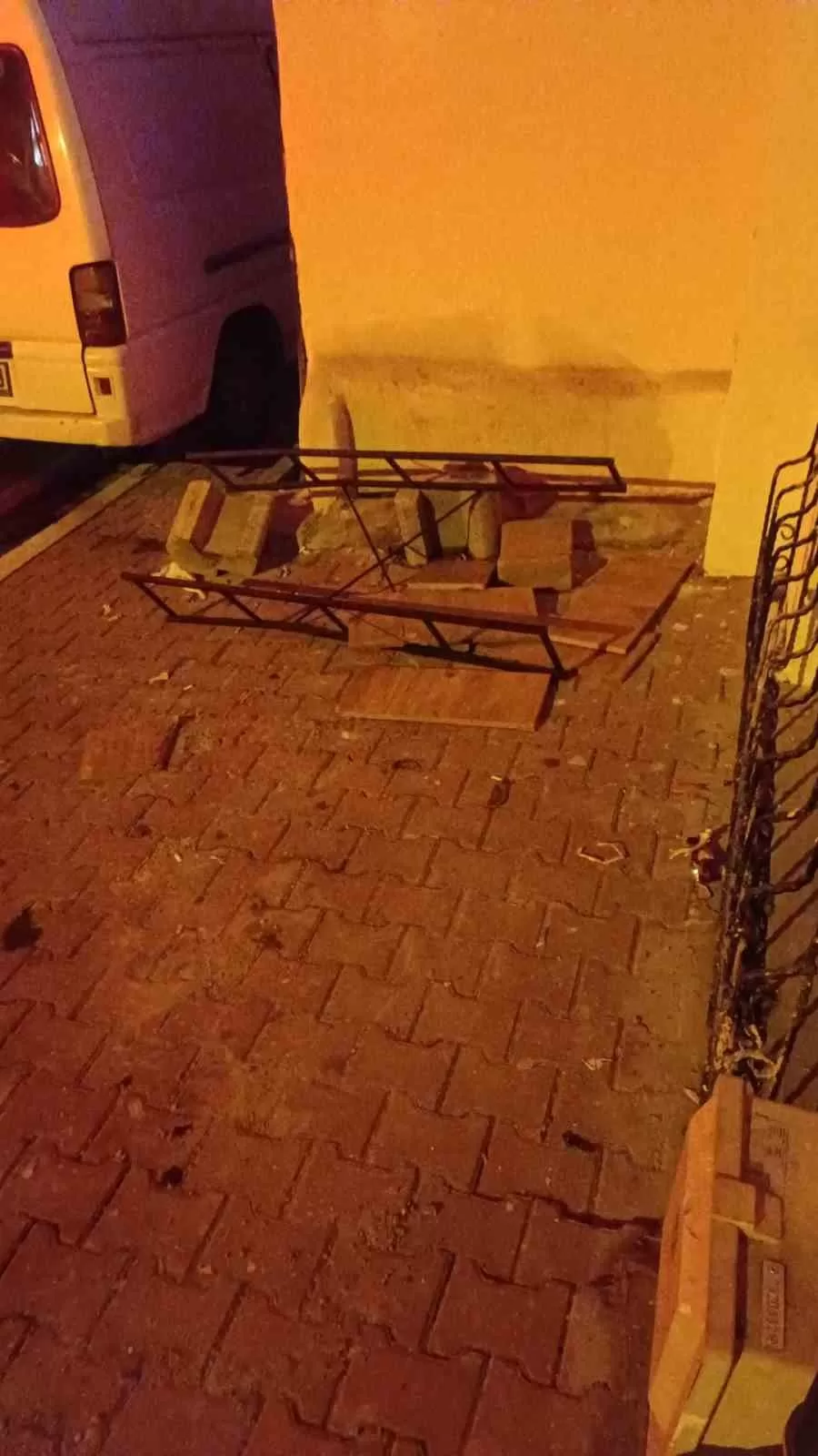 Esenyurt’ta ev sahibi, alacakları nedeniyle kiracısının evini bastı