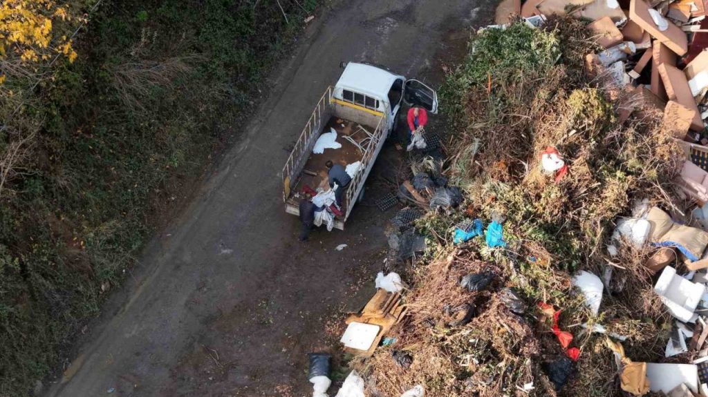 istanbulda gokdelenlerin golgesinde kacak moloz dokumu caa8a6fa55e2 |