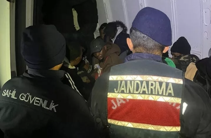 izmirde 27 duzensiz gocmen ve 4 gocmen kacakcisi yakalandi b3b8281422e1 |