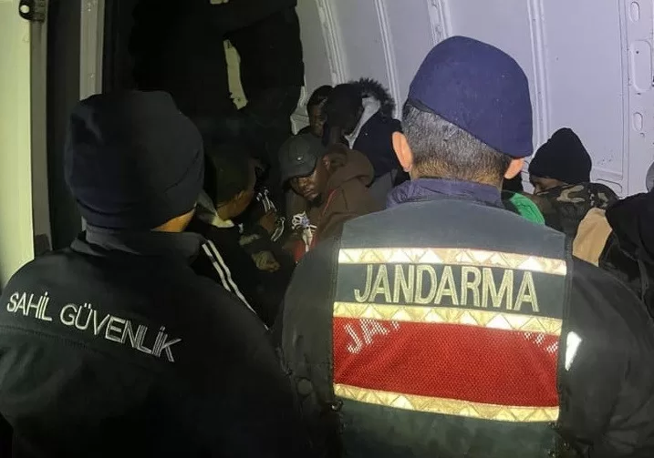izmirde 27 duzensiz gocmen ve 4 gocmen kacakcisi yakalandi b3b8281422e1 |