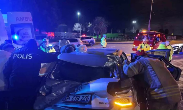 kadikoyde viraji alamayan surucu takla atip elektrik diregini devirdi 4b702ebbb5e3 |