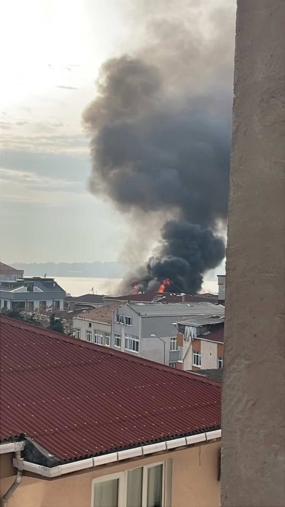 kucukcekmecede 4 katli binanin cati katindan alevler yukseldi o anlar kamerada 3d5294c57cc0 |