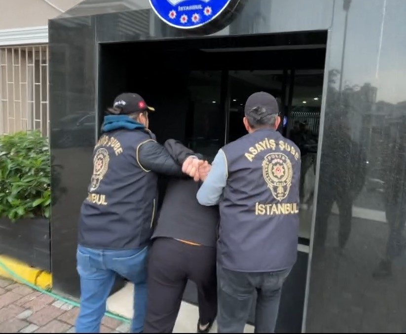 kucukcekmecede polisten kacarken yasli kadini ezen supheli gozaltina alindi bd247bb2714e |