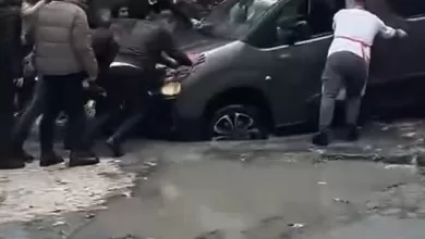 kucukcekmecede yagmur sonrasi coken yolda araclar cukura dustu b0ab4b1c1a9a |