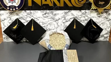 mezuniyet keplerinin icine gizlenmis 53 bin 100 uyusturucu hap ele gecirildi 7d78f26ee162 |