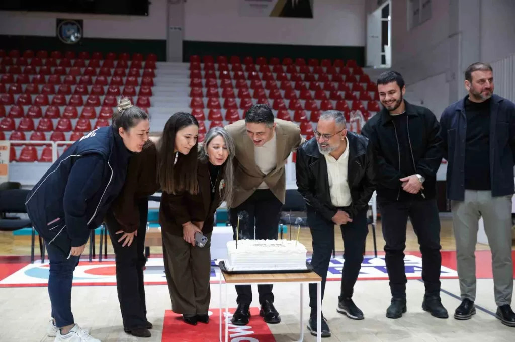 personelinden baskan serkan acara dogum gunu surprizi f6417a32fd85 |