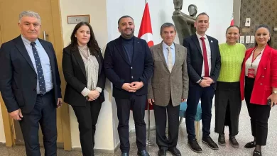 prof dr ustun dokmen izmirde ailelerle bulustu 3bcd1f68a7f0 |