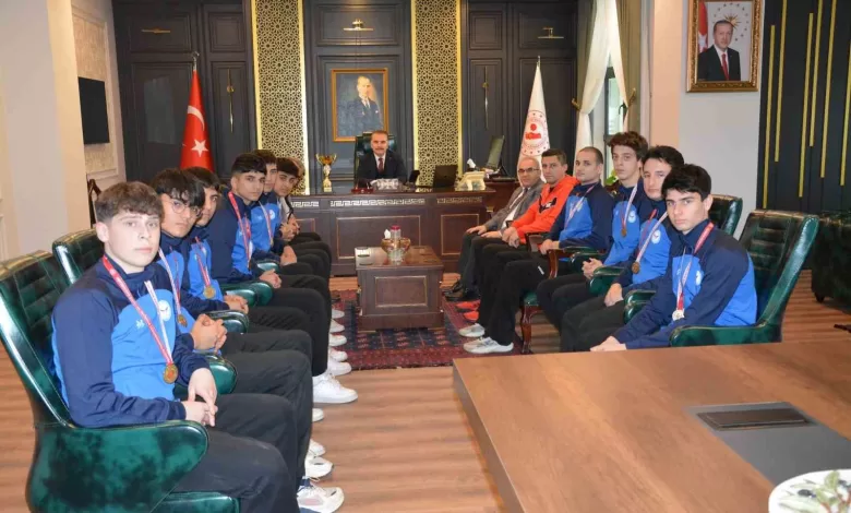 Şampiyon voleybolculardan Kaymakam Odabaş’a ziyaret 1 sampiyon voleybolculardan kaymakam odabasa ziyaret 43ebd51934cd |