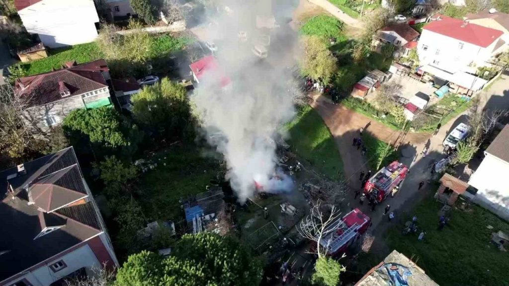 tuzlada gecekonduda yangin alevler gokyuzunu kapladi 9779c7c72ba8 |