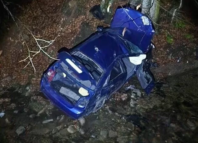 ucurumdan yuvarlanan otomobilden 3 kisi sag cikti 910ac78f8dac |