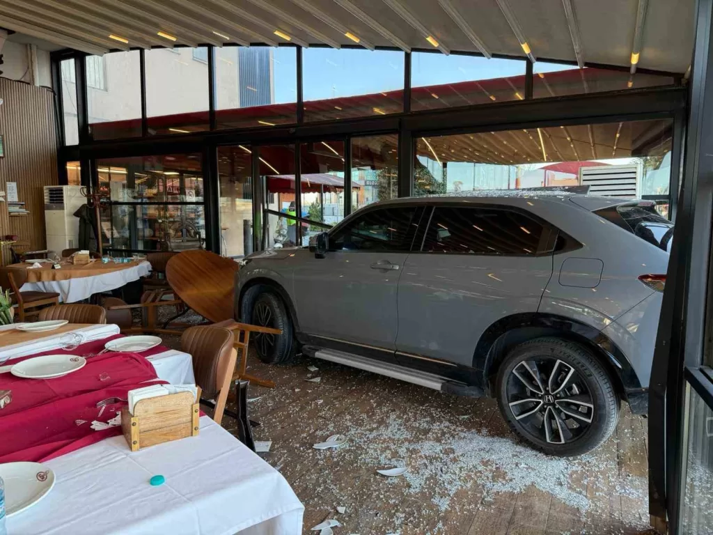 unlu sanatci cahit berkayin araciyla daldigi restoranin isletmecisi o anlari anlatti 75cb58605b40 |