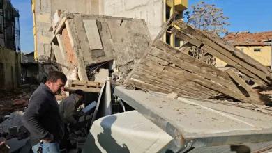 Yıkım sırasında enkaz altında kalmaktan saniyelerle kurtuldular 6 yikim sirasinda enkaz altinda kalmaktan saniyelerle kurtuldular 588a3f232da4 |