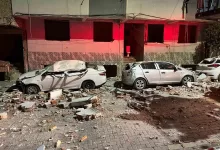 zeytinburnunda binanin catisindan kopan parcalar araclari hurdaya cevirdi c8037cd2a359 |