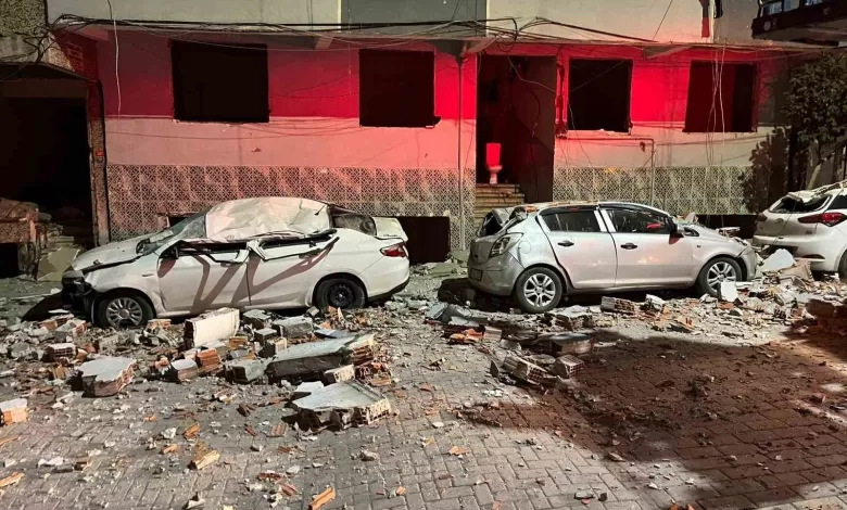 Zeytinburnu’nda binanın çatısından kopan parçalar araçları hurdaya çevirdi 1 zeytinburnunda binanin catisindan kopan parcalar araclari hurdaya cevirdi c8037cd2a359 |