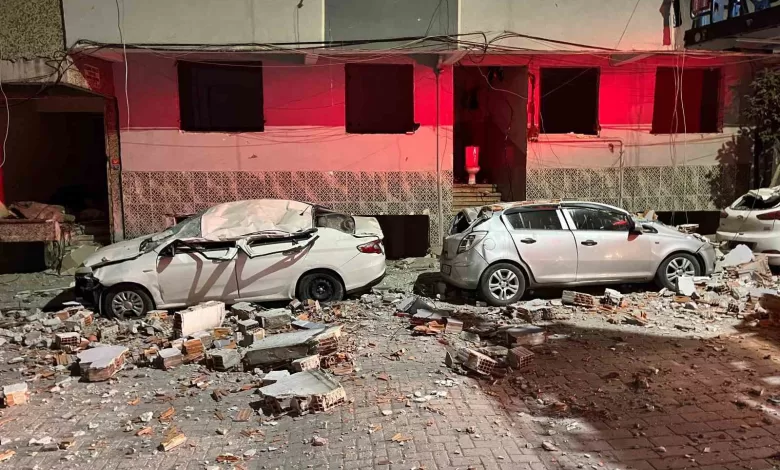 Zeytinburnu’nda kentsel dönüşümdeki binadan düşen parçalar, 3 otomobili hurdaya çevirdi 1 zeytinburnunda kentsel donusumdeki binadan dusen parcalar 3 otomobili hurdaya cevirdi 8204d755c020 |