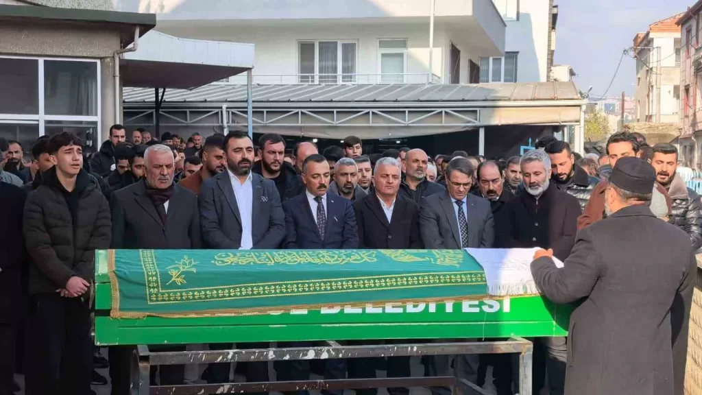 zincirleme kazada hayatini kaybeden kisi son yolculuguna ugurlandi 3f4467159417 |