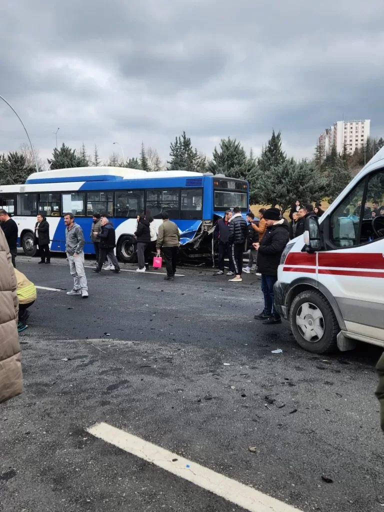 ankarada durakta bekleyen ego otobusune otomobil carpti 1i agir 4 yarali 7e55db9db0bf |