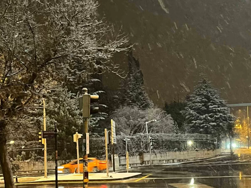 ankarada gece saatlerinde kar yagisi etkili oldu 2c5b6a08dd6d |