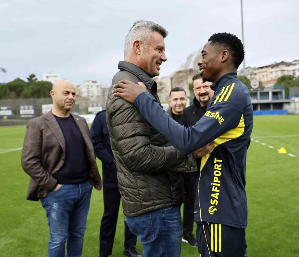 anthony musaba fenerbahcede ilk antrenmanina cikti f5753bb397d5 |