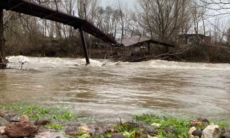Ayvacık’ta şiddetli yağış: Çay ve dere taştı, yollar ve tarım arazileri sular altında kaldı 1 ayvacikta siddetli yagis cay ve dere tasti yollar ve tarim arazileri sular altinda kaldi 56c667b81817 |